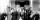 Photographie en noir et blanc de 17 femmes, deux hommes et un enfant sur le perron d’une maison. Tous sont vêtus de vêtements du début du 20e siècle.